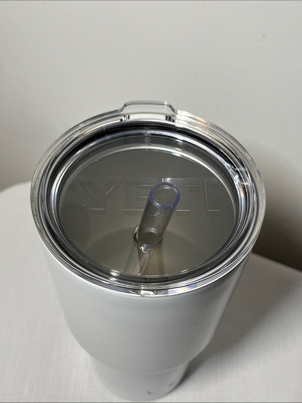 Yeti White Insulated Tumbler with Clear Lid. Large. New YETI straw